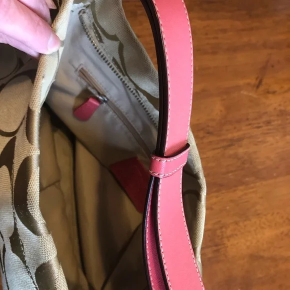 Elegant Tan/Pink Coach Shoulder Bag - Picture 5 of 7